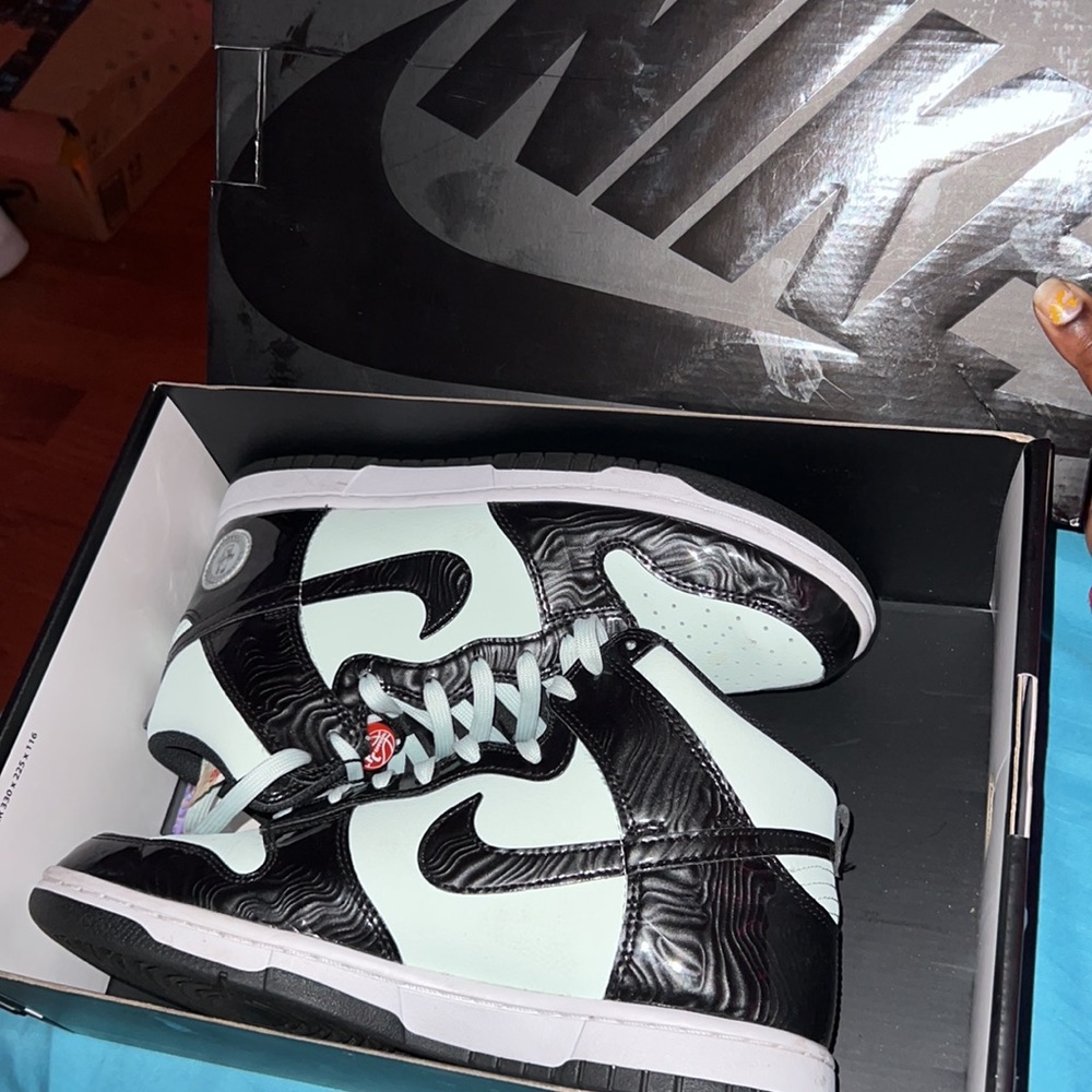 EXCLUSIVE LIMITED EDITION NIKE DUNK HI